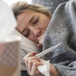 En qué se diferencia la covid de una gripe fuerte (a pesar de que los síntomas se parecen cada vez más)