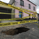“Uno duerme angustiado”: Vecinos de la zona 18 temen daños en viviendas por socavamiento y talud inestable