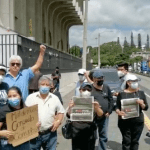 Periodistas y ciudadanos muestran apoyo a José Rubén Zamora tras ser detenido