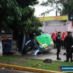 Choca con un poste, un árbol y un vehículo particular: accidente de autobús complica el paso en la zona 9