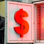 El euro llega a su nivel más bajo en 20 años frente al dólar: qué consecuencias tiene la histórica paridad de las monedas
