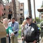 Giammattei visita la devastada ciudad ucraniana de Bucha y rinde homenaje a los caídos por la invasión rusa