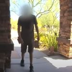 El video que muestra a un repartidor desplomarse en el suelo de una casa en Arizona por el intenso calor