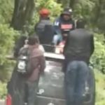 Video muestra a pasajeros colgados de un microbús que circulaba en una carretera de San Marcos