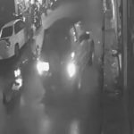 Video muestra a un motorista, que iba en contra de la vía, caer al asfalto por esquivar a un automóvil en Comalapa