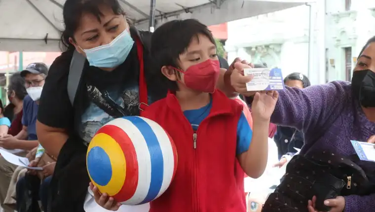 La espera terminó: niños acuden a vacunarse contra el covid-19, mientras que la demanda de hisopados va en aumento