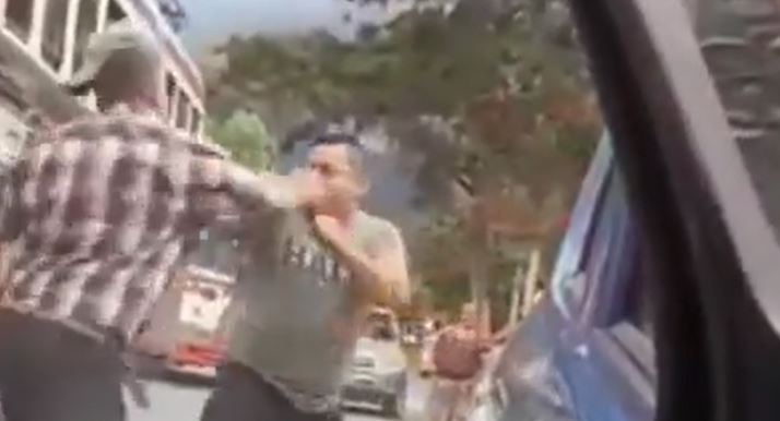 Dos choferes de bus se van a los golpes en la Avenida Recolección