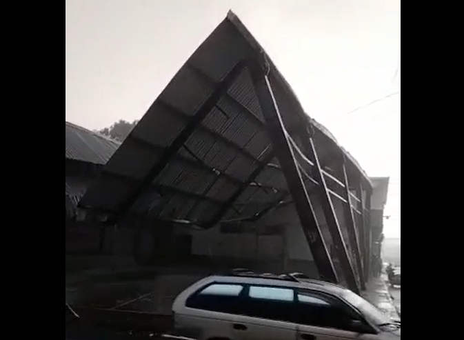 Video: El instante en que el fuerte viento hizo colapsar el techo de cancha polideportiva