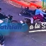 Un triple accidente entre motocicletas por no respetar las luces del semáforo quedó grabado en una calle de Amatitlán