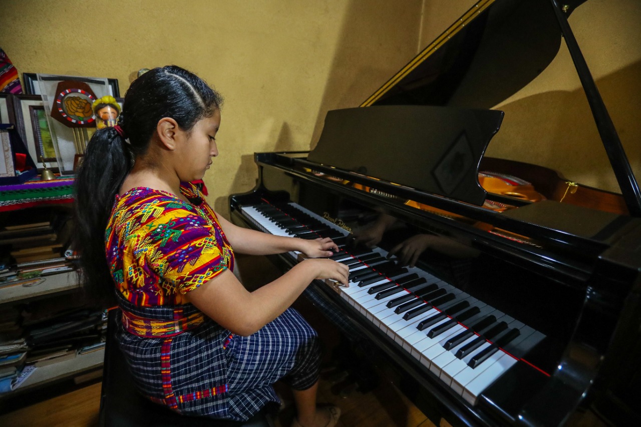 Yahaira Tubac junto a un elenco de artistas guatemaltecos se presentan en Los Ángeles