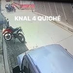 Dos motos chocan en la zona 2 de Santa Cruz del Quiché y el accidente queda grabado en cámaras de seguridad