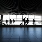 Pánico en un aeropuerto de Dallas: Qué se sabe de la mujer que usó un arma y cómo actuó la policía