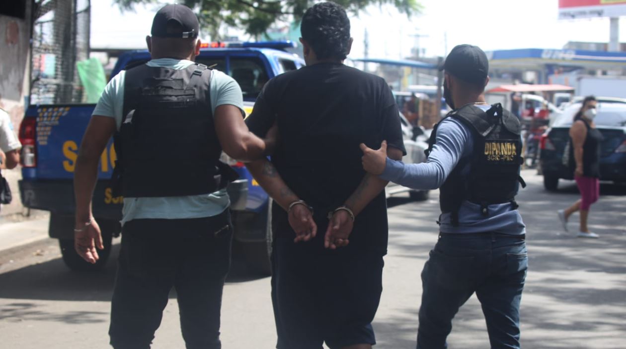 Juez deja en libertad a hombres captados en video cuando amenazaban y exigían dinero por parqueos cerca del Hospital Roosevelt