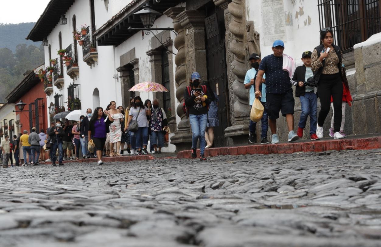 La mascarilla vuelve a ser obligatoria en Antigua Guatemala para nacionales y extranjeros y la comuna habla de sanciones a quienes incumplan