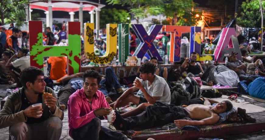 Caravana en México se disuelve al iniciar entrega de documentos migratorios