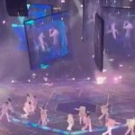Imágenes: cámara capta el momento en que una enorme pantalla le cae encima a un bailarín y lo deja inconsciente