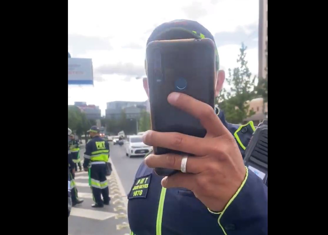 Esto se sabe de la denuncia en la que un piloto afirma que fue multado con Q1 mil por grabar a un agente de la PMT de Guatemala