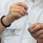 Cómo funcionan las pruebas rápidas de covid-19 que pueden hacerse desde casa