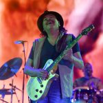 Carlos Santana: Esto es lo que se sabe de la salud del guitarrista tras su desmayo durante un concierto