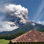 El Volcán de Fuego lanza gran cantidad de ceniza y hace explosiones fuertes
