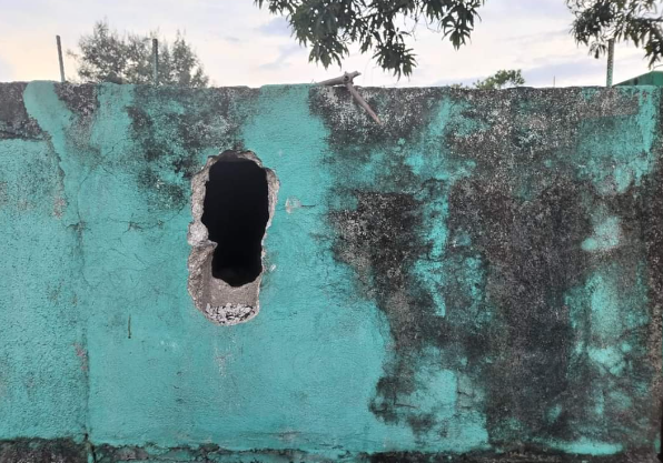 Profanan tumbas en El Estor