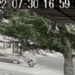 Video: Captan el instante en que vehículo a excesiva velocidad impacta contra motoristas en la colonia La Reformita