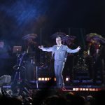 Alejandro Fernández vuelve a ser tendencia por un video en donde patea un peluche del Dr. Simi en pleno concierto