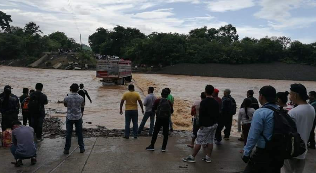 Camión en el río Túnico