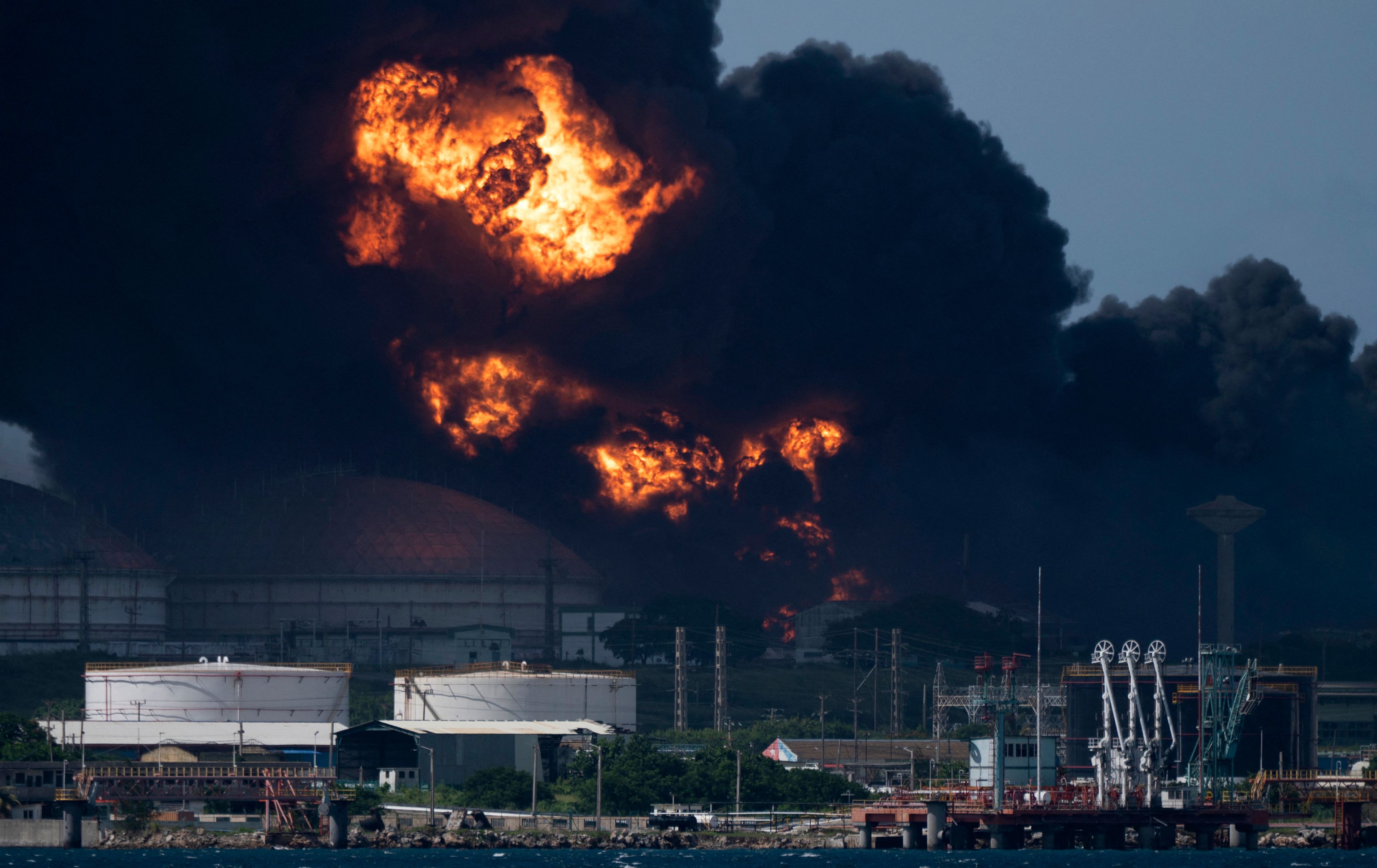 Videos: impresionantes imágenes muestran la explosión de dos tanques de combustible en Cuba