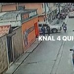 Video: motorista es embestido por picop en una calle de Santa Cruz del Quiché y cámaras de seguridad graban el accidente