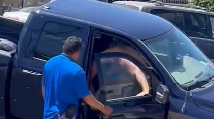 Fotografía de un hombre completamente desnudo en una calle de Los Ángeles