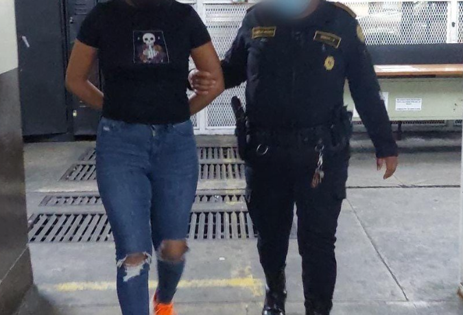 Capturada con arma ilegal