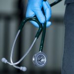 El caso de una mujer en Escocia que fue al doctor al sentir cansancio extremo y fue diagnosticada con leucemia