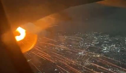 Extracto de un video donde se ve una turbina de avión incendiada