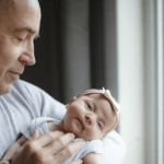 Paternidad tardía: los riesgos de ser un padre mayor (y cómo evitarlos)