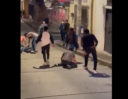 Pelea callejera en Xela
