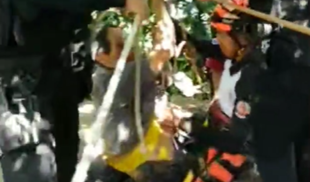 Rescatan a hombre que cayó en un pozo