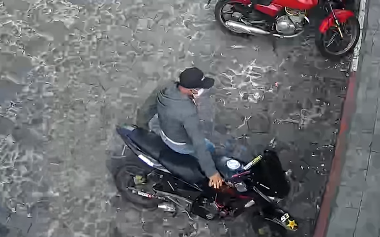 Roban motocicleta en Antigua Guatemala