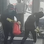 Así quedó captado en video el millonario robo que cometió un grupo de delincuentes en una joyería de Nueva York