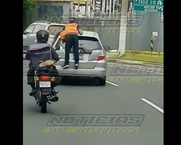 Graban a hombre sobre carro en la zona 13