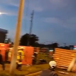 Tránsito en el Anillo Periférico es complicado por un tráiler volcado