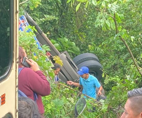 Bus cae a barranco: se reportan varios heridos luego que una unidad colectiva se accidentó en km 42 de la ruta a El Salvador
