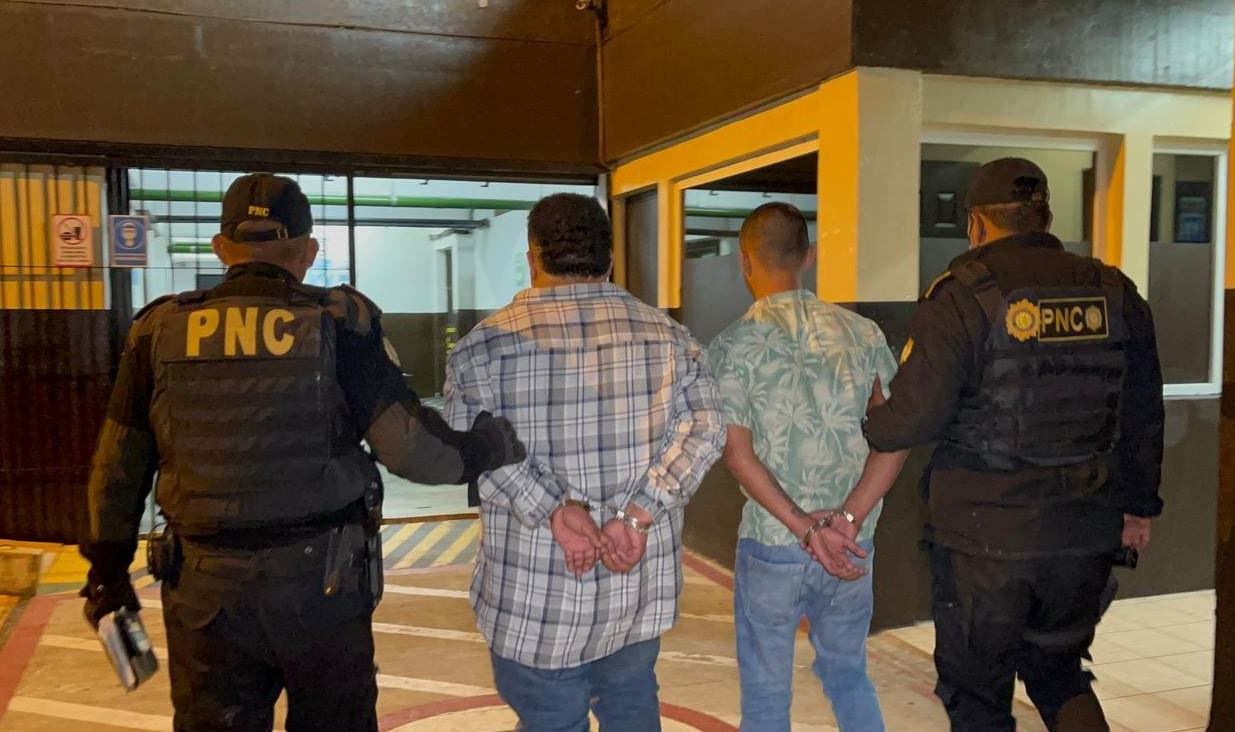 Hieren a PNC y queman moto: Capturan a tres hombres luego de incidente armado en concierto en Ciudad Quetzal
