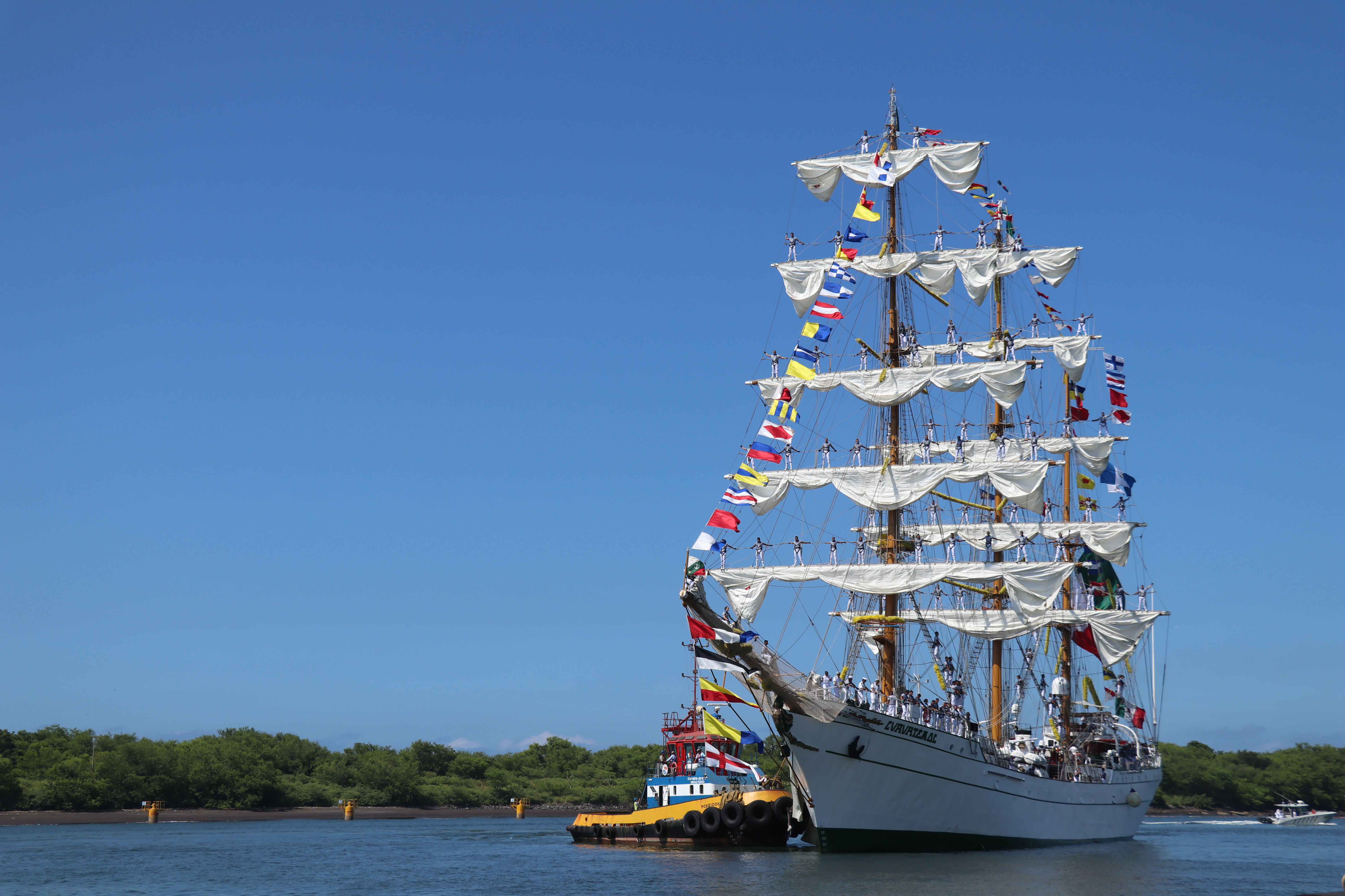 Guatemaltecos aprovechan para conocer el barco escuela Cuauhtémoc de la armada de México