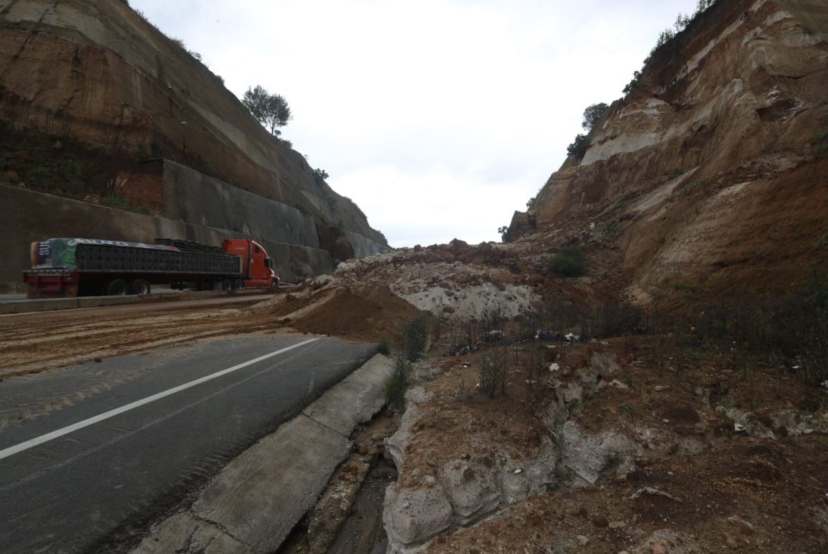 Habilitan carril reversible en el Libramiento de Chimaltenango por derrumbes que afectan parte del tramo