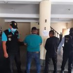 Así operaban los agentes de la PNC detenidos en allanamientos y señalados de secuestro y cohecho pasivo