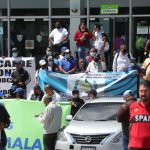 Protesta frente a la municipalidad: Empleados municipales denuncian corrupción, despidos y violación a derechos laborales y la comuna se pronuncia al respecto