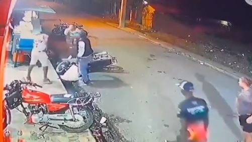 Cámara graba el momento en que un supuesto asaltante mata a su cómplice en pleno atraco