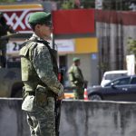 Matan a seis hombres en una carretera en Guerrero, México (la camioneta calcinada y los casquillos de AK-47 y AR-15)