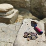 Descubren un tesoro sacro en Italia: las miles de monedas romanas y las representaciones del cuerpo humano en bronce